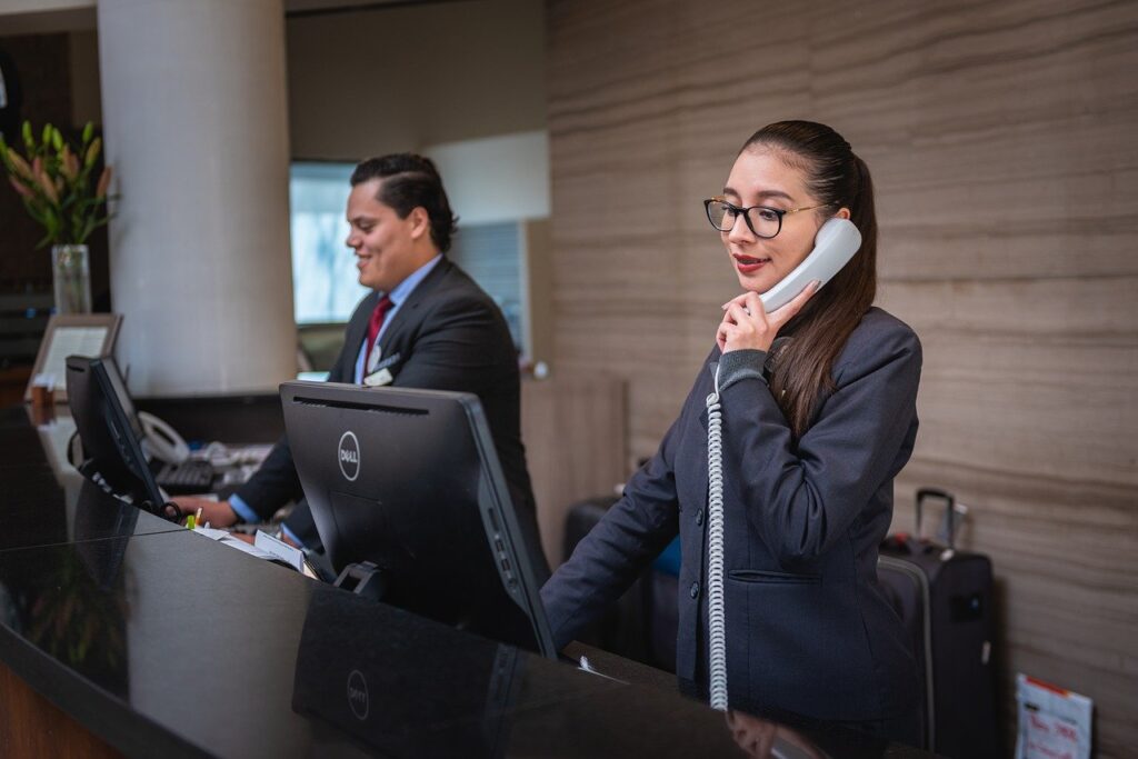 画像に alt 属性が指定されていません。ファイル名: receptionists-g3497c42b0_1280-1024x683.jpg